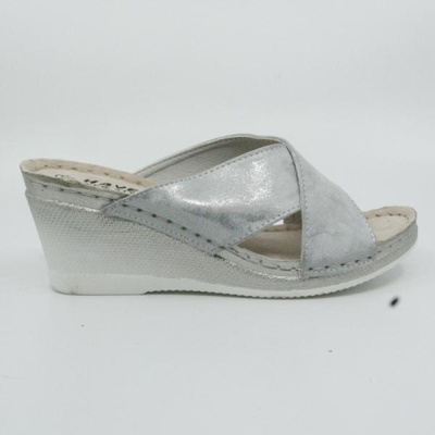 Klapki damskie DE81-2.SILVER (36/41,8par)