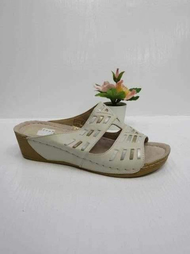 Klapki damskie 7A5065-7.BEIGE (37/42,12par)